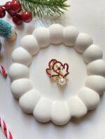 Kırmızı taşlı inci detaylı broş