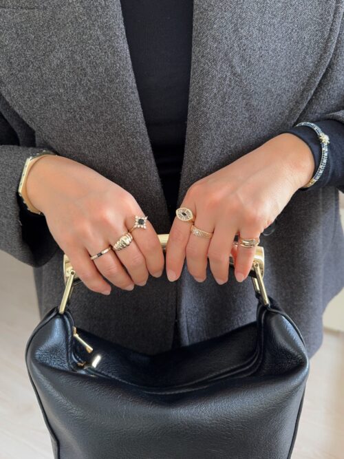 Gold renk ince siyah taş detaylı yüzük