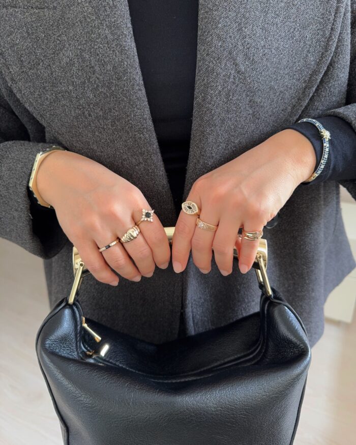 Gold renk ince siyah taş detaylı yüzük