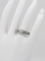 Silver renk tırtıklı ve ortası çiçekli yüzük