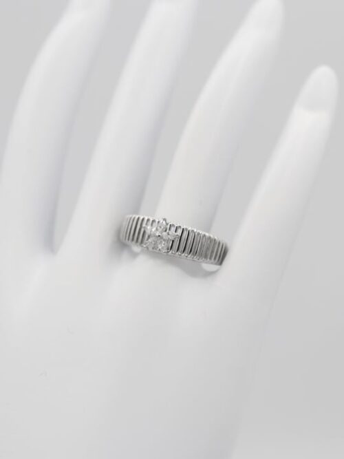 Silver renk tırtıklı ve ortası çiçekli yüzük