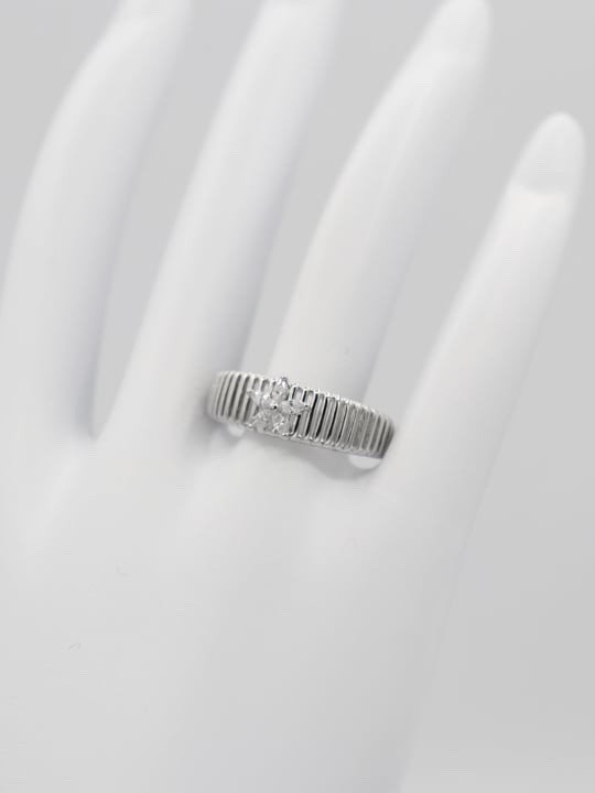 Silver renk tırtıklı ve ortası çiçekli yüzük