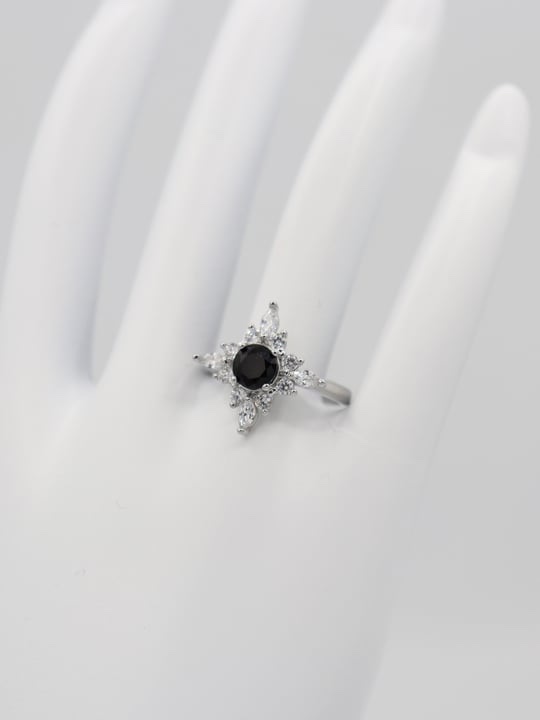 Silver renk ortası siyah taşlı ince yüzük