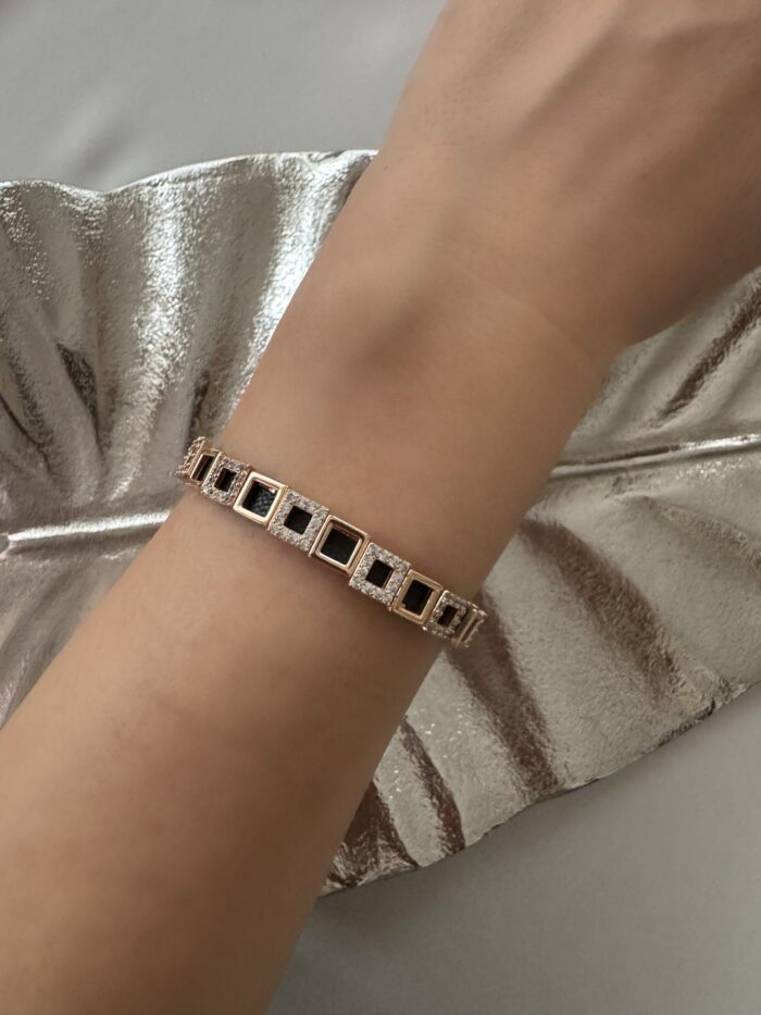Gold renk kare taşlı ipli bileklik