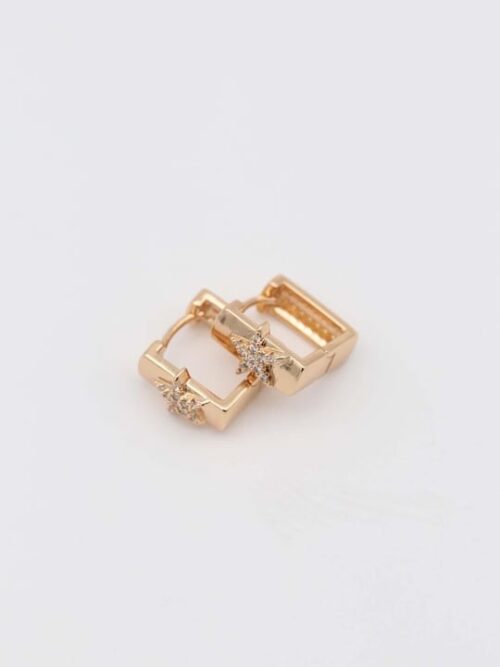 Gold renk taşlı yıldız detaylı kare küpe (12mm)