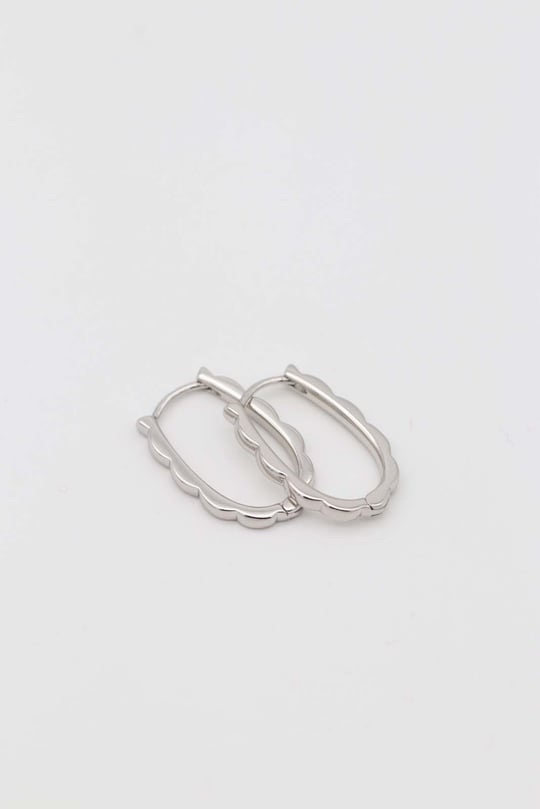 Silver renk dalga desenli u küpe (22mm)
