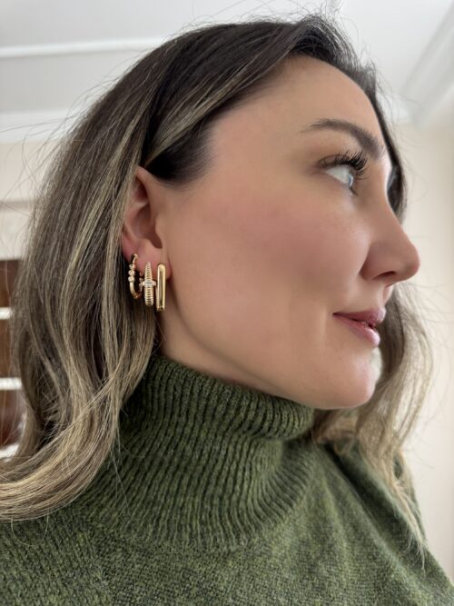 Gold renk top top detaylı u küpe (22mm)