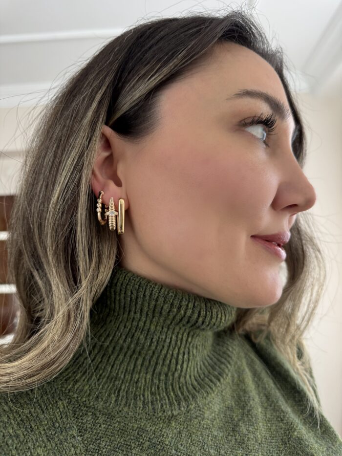 Gold renk top top detaylı u küpe (22mm)