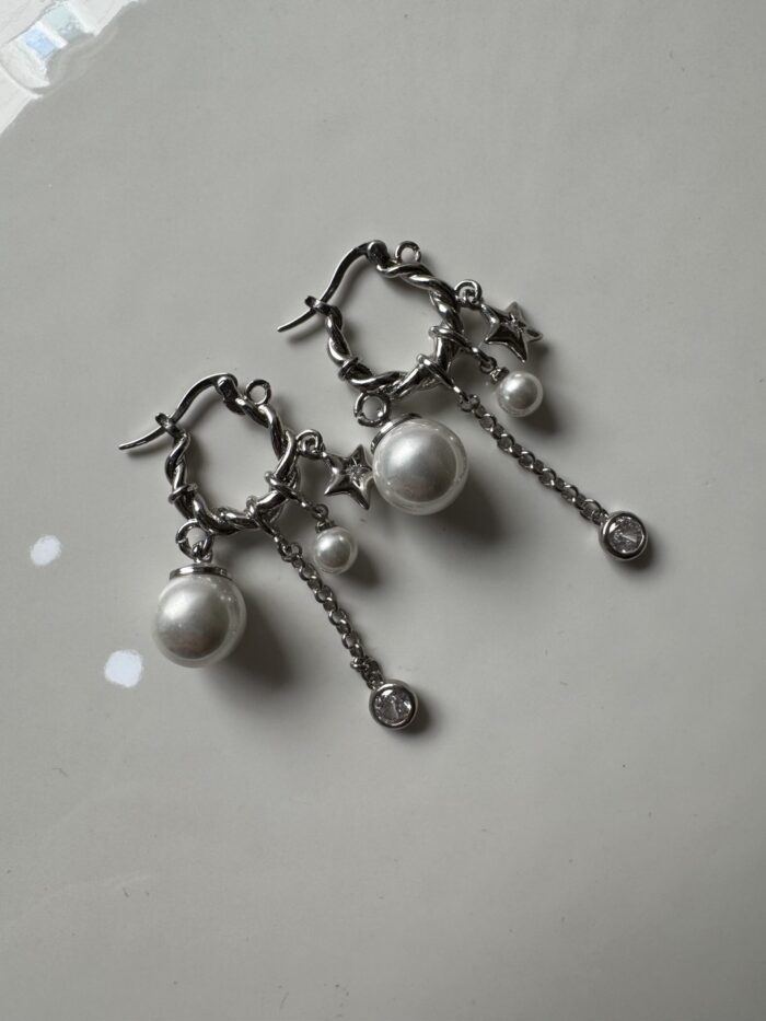 Silver renk inci sallantılı halka küpe