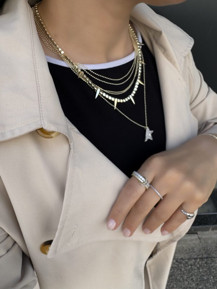 Gold renk çivi detaylı plaka kolye