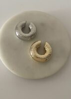 Gold renk desenli kalın boru kıkırdak küpe (tekli)