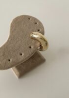 Gold renk desenli kalın boru kıkırdak küpe (tekli)