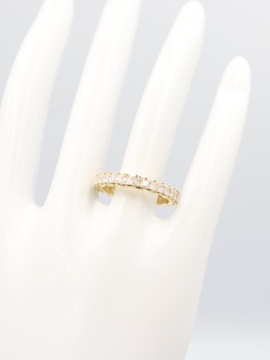 Gold renk sıra taşlı ayarlamalı yüzük