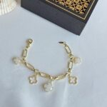 Gold renk yonca sallantılı bileklik