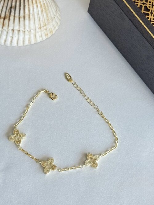 Gold renk işlemeli yonca bileklik