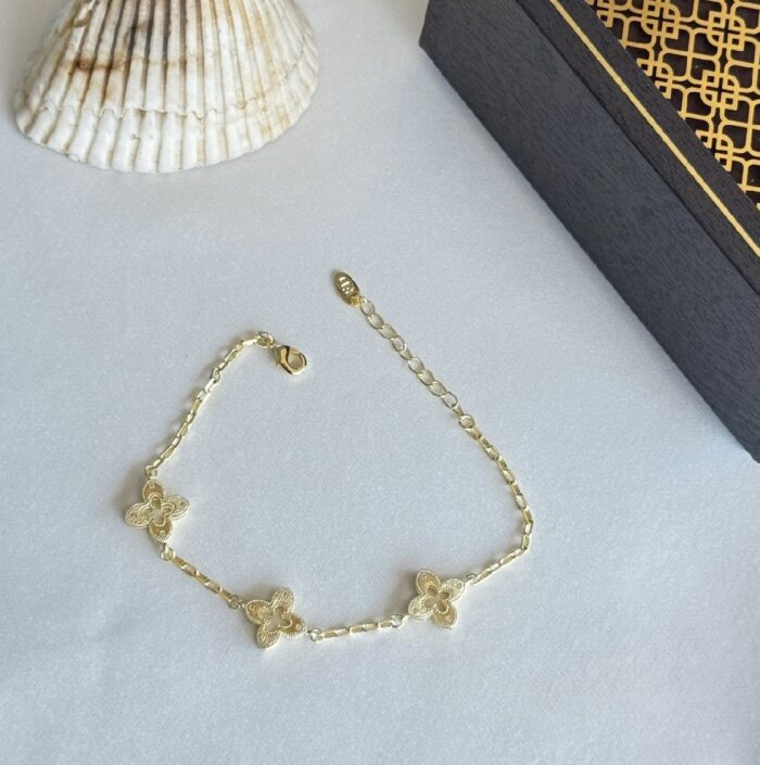 Gold renk işlemeli yonca bileklik