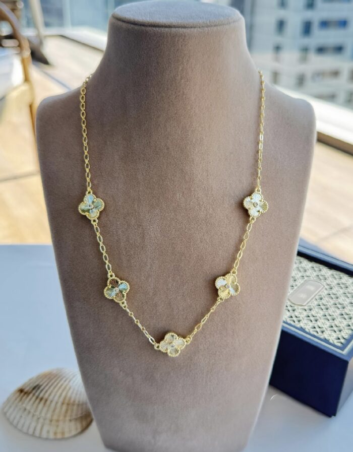 Gold renk taş detaylı yonca kolye
