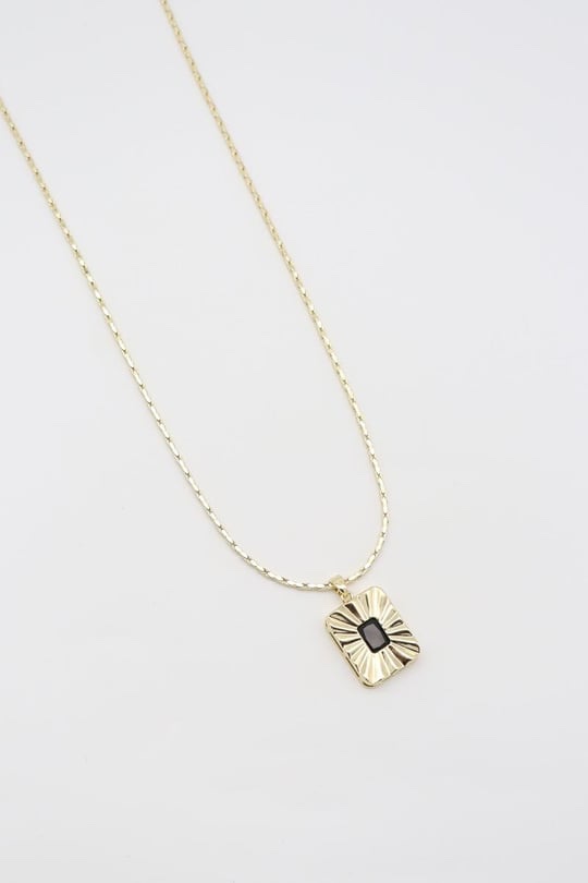 Gold renk siyah taş detaylı kare plaka kolye