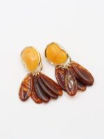 Sarı ve kahverengi sallantılı küpe