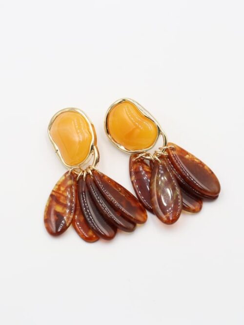 Sarı ve kahverengi sallantılı küpe