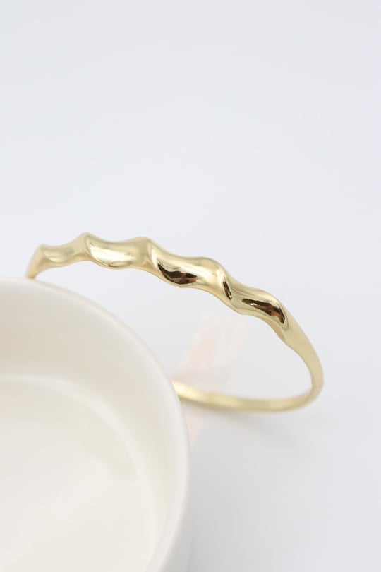 Gold renk burgu desenli kelepçe bileklik