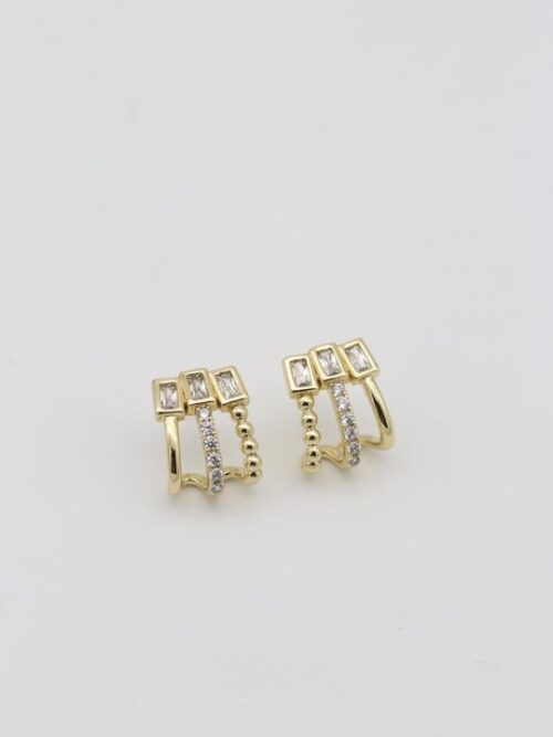Gold renk taşlı 3 dilim görünümlü küpe (12mm)