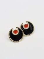 Siyah ve kırmızı mineli tasarım küpe