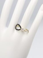 Gold renk siyah detaylı taşlı ince yüzük