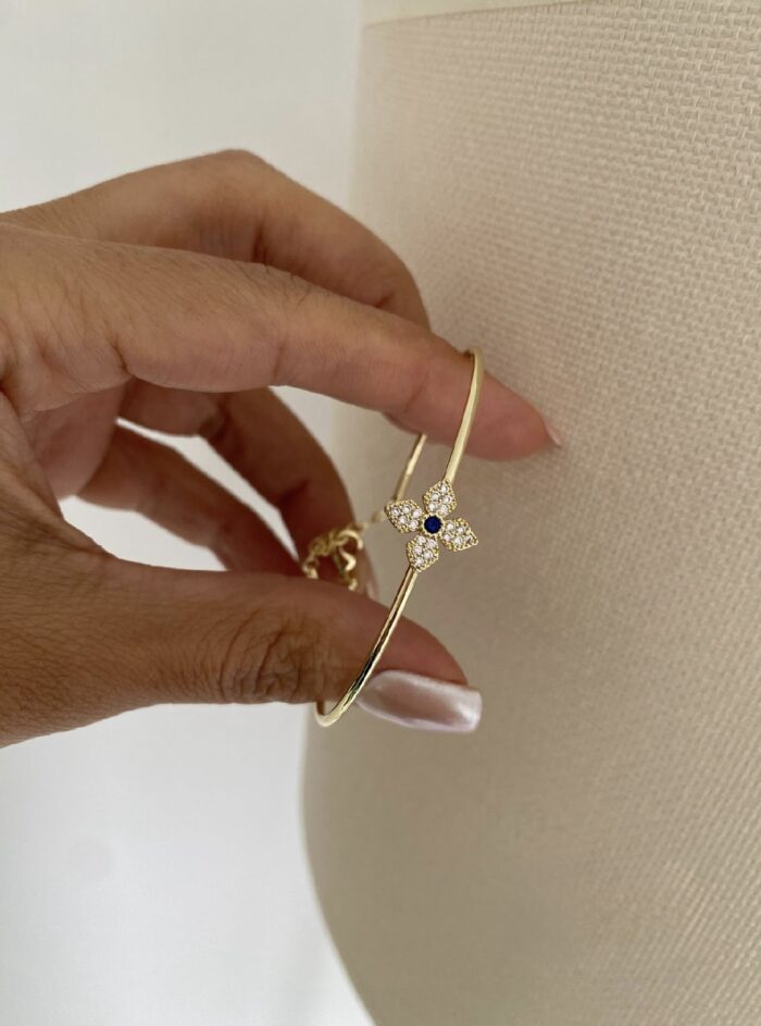 Gold ren ortası çiçek lacivert taşlı bileklik