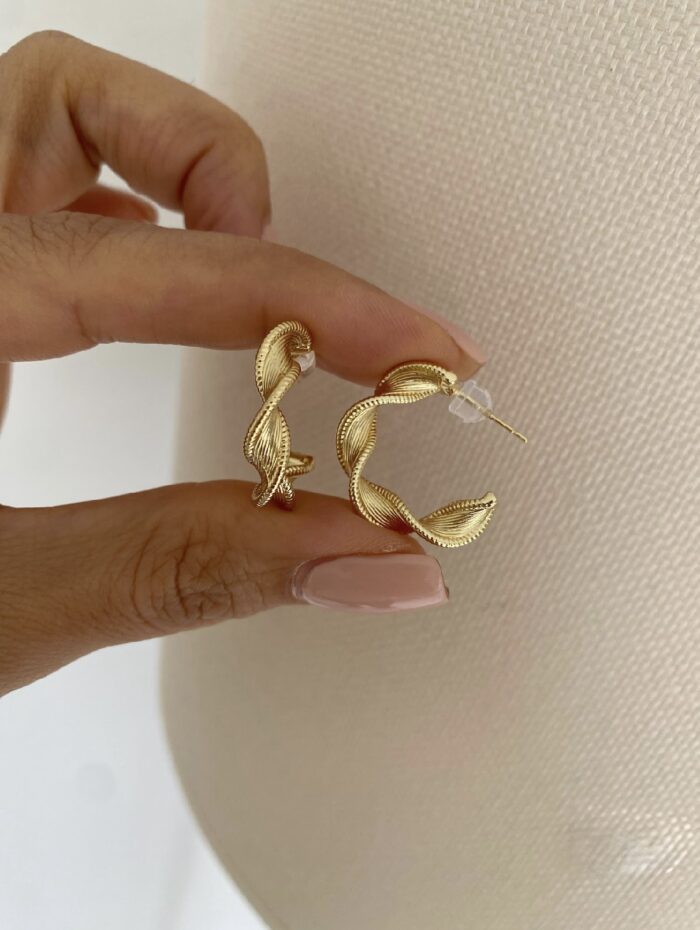 Gold renk desenli yarım halka küpe