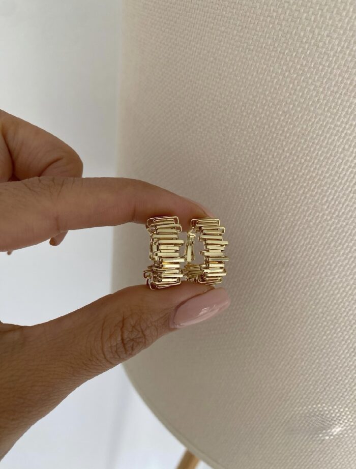 Gold renk tırtıklı küpe