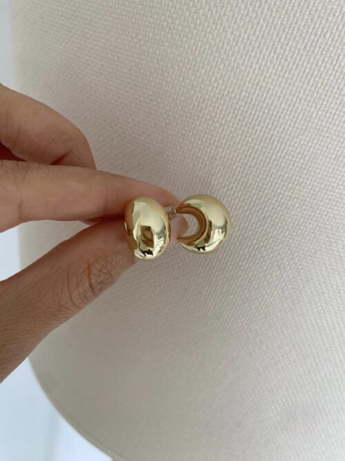 Gold renk bombeli yarım halka küpe