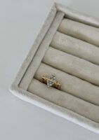 Gold renk taşlı tasarım yüzük (ayarlamalı)