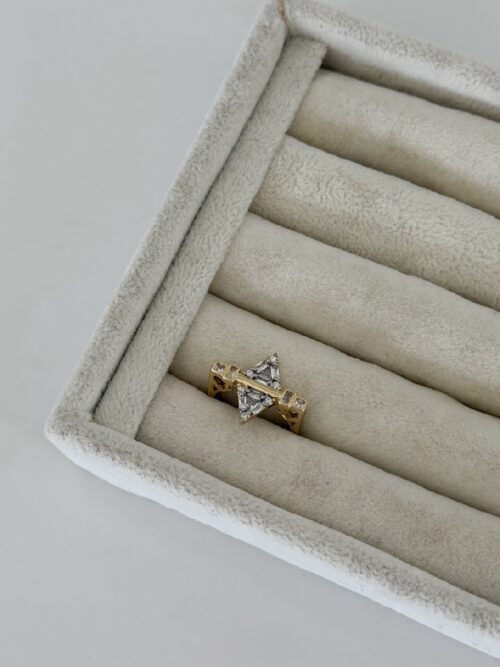 Gold renk taşlı tasarım yüzük (ayarlamalı)