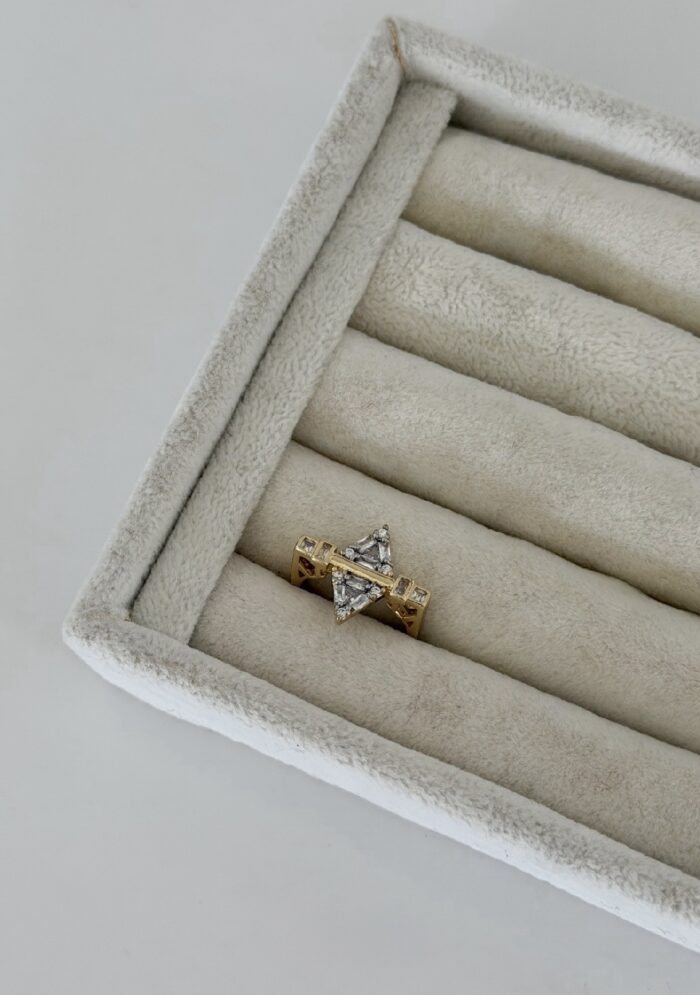 Gold renk taşlı tasarım yüzük (ayarlamalı)