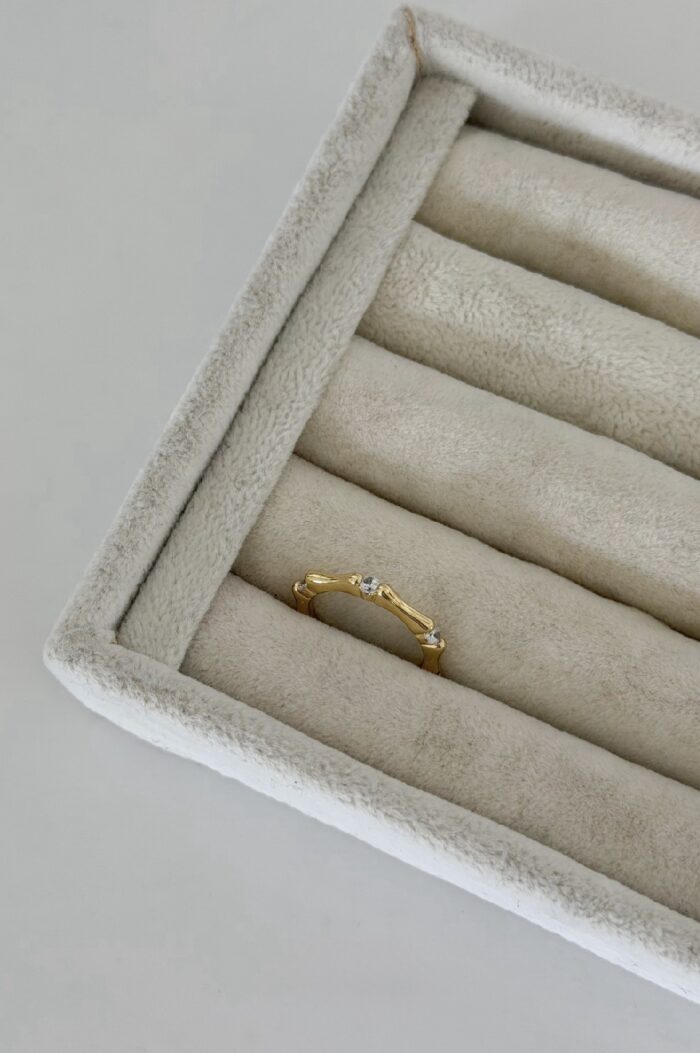 Gold renk taş detaylı ince yüzük (ayarlamalı)