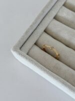Gold renk damla taş detaylı ince yüzük (ayarlamalı)
