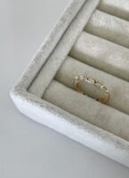 Gold renk çivi detaylı yüzük (ayarlamalı)