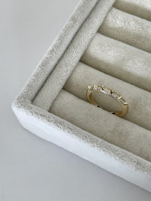 Gold renk çivi detaylı yüzük (ayarlamalı)