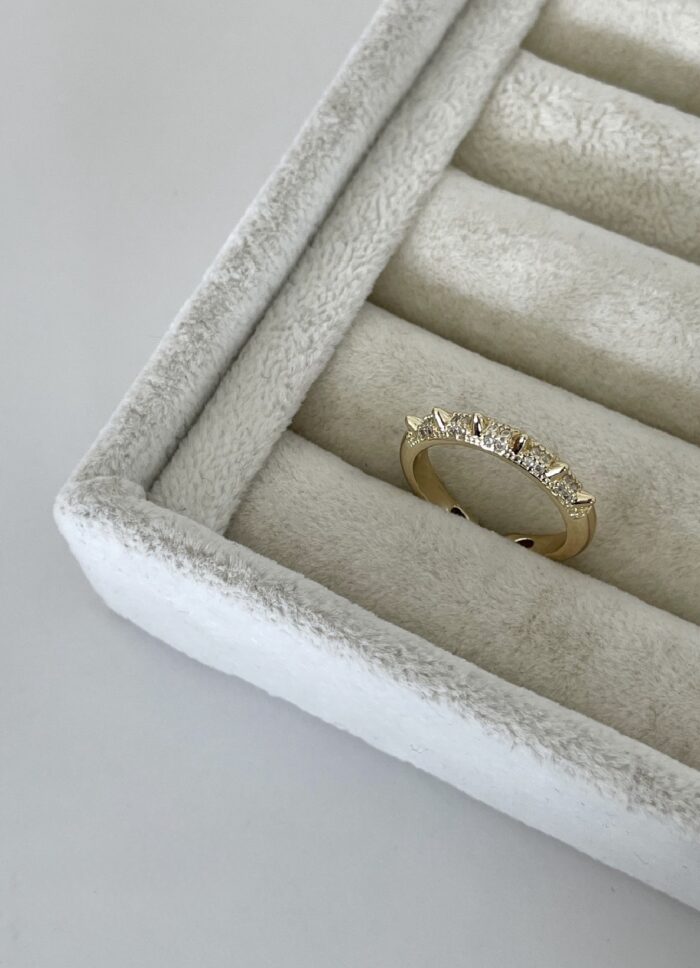 Gold renk çivi detaylı yüzük (ayarlamalı)