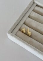 Gold renk tasarım tırtıklı yüzük (ayarlamalı)