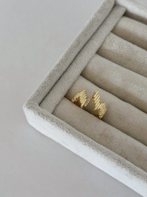 Gold renk tasarım tırtıklı yüzük (ayarlamalı)