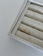 Gold renk mor taşlı ince yüzük (ayarlamalı)