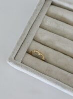 Gold renk taşlı dal görünümlü yüzük (ayarlamalı)