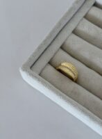 Gold renk kalın ortası taşlı yüzük (ayarlamalı)