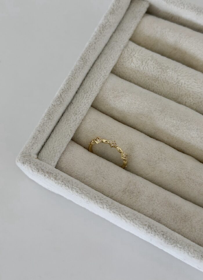 Gold renk ince taş detaylı yüzük (ayarlamalı)