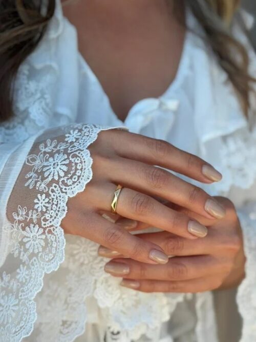 Gold renk taş detaylı yüzük (ayarlamalı)