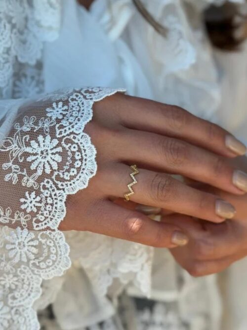 Gold renk taş detaylı zigzag yüzük (ayarlamalı)