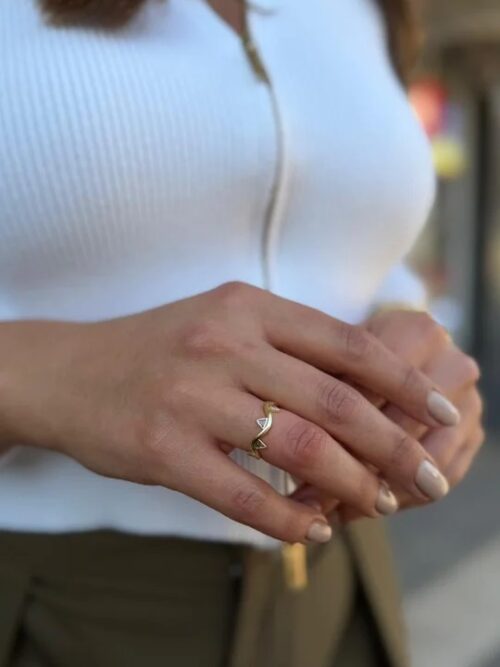 Gold renk üçgen taş detaylı yüzük (ayarlamalı)