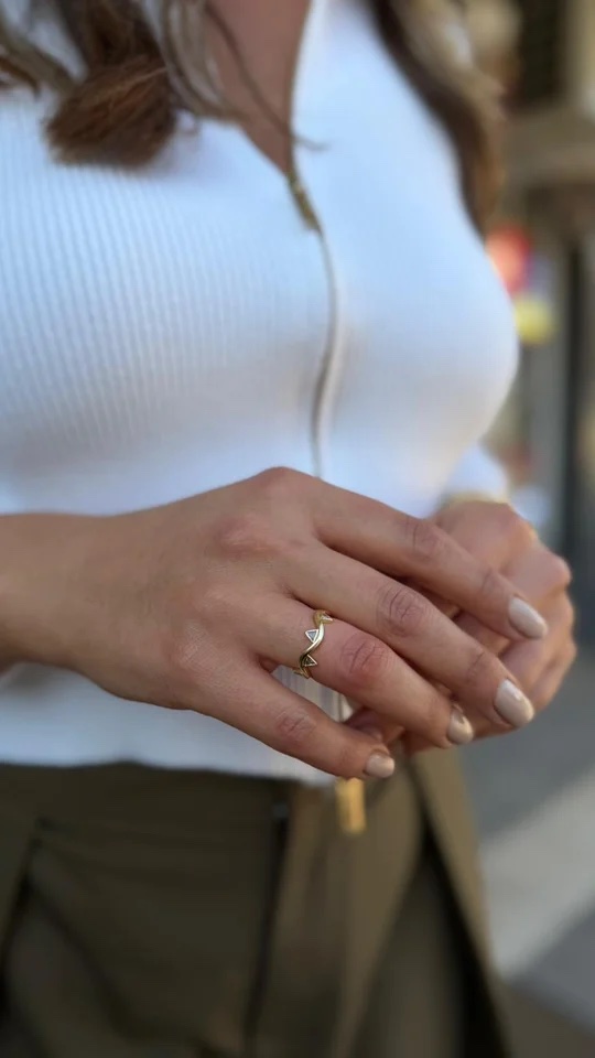 Gold renk üçgen taş detaylı yüzük (ayarlamalı)